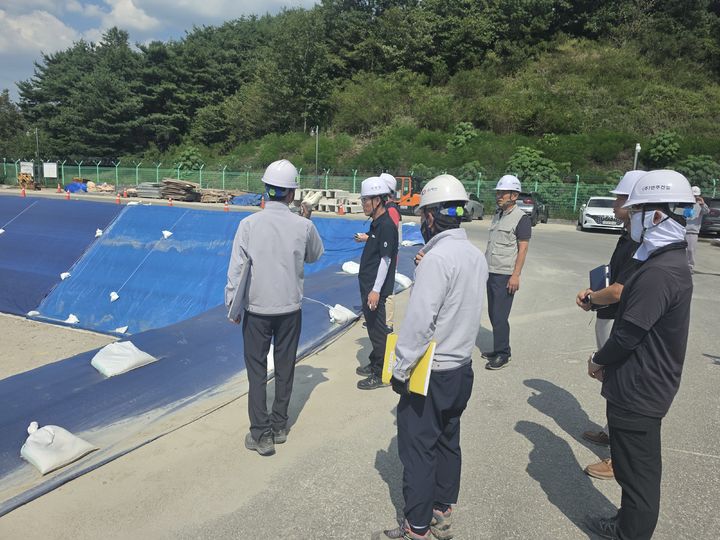 [진주=뉴시스]고용노동부 진주지청, 폭염취약사업장 긴급 현장점검.(사진=진주지청 제공).2026.08.04.photo@newsis.com *재판매 및 DB 금지