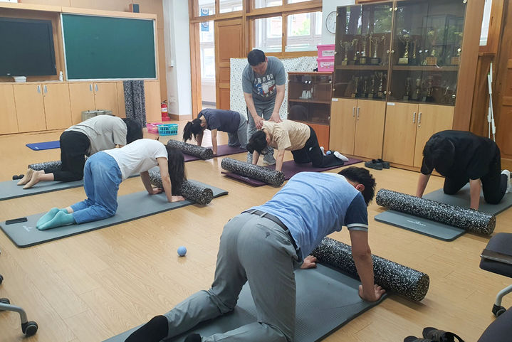[용인=뉴시스] 용인시 한터초 교사들이 온시민 용인런 만성통증 집중회복 강좌에 참여하고 있다. (사진=용인시 제공) 2026.08.04. photo@newsis.com *재판매 및 DB 금지