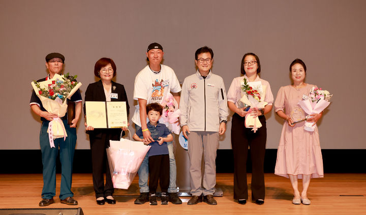 [보령=뉴시스] 화랑무공훈장 유가족 전수식 기념촬영. (사진=보령시청 제공) 2026.08.04. photo@newsis.com *재판매 및 DB 금지