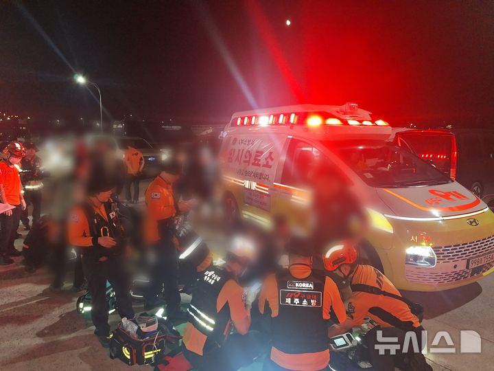 [제주=뉴시스] 2일 오후 제주시 신창항에서 소방당국이 임시의료소를 운영해 어선 충돌 사고 부상자를 살피고 있다. (사진=제주소방안전본부 제공) 2026.08.03. photo@newsis.com