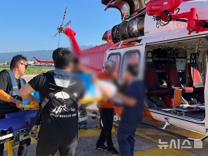 [제주=뉴시스] 3일 오후 제주국제공항에서 소방당국과 의료진이 A씨를 부산 소재 병원으로 헬기 이송하고 있다. (사진=제주소방안전본부 제공) 2026.08.04. photo@newsis.com