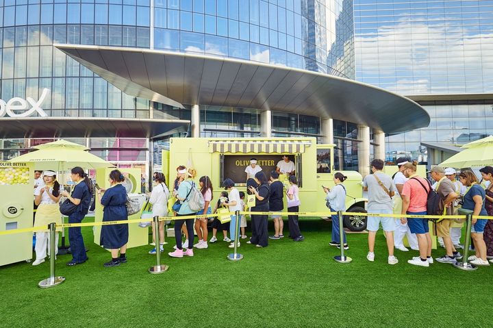 [서울=뉴시스] 서울 강남 코엑스 광장에서 열린 ‘썸머 웰니스 스탑’ 현장을 찾은 고객들 (사진=CJ올리브영 제공) 2026.08.04. photo@newsis.com *재판매 및 DB 금지
