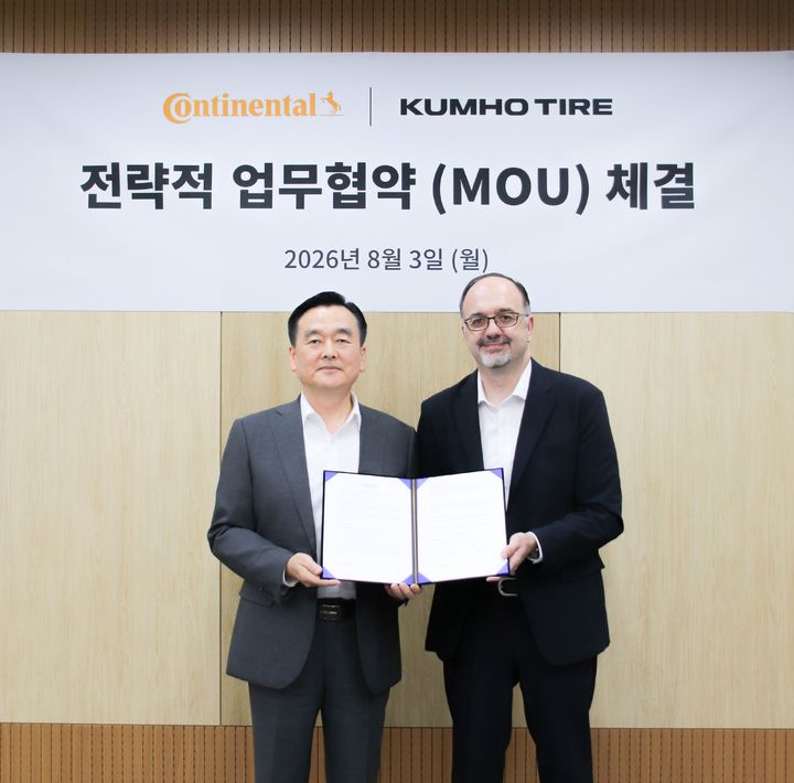 (왼쪽부터) 김성 금호타이어 한국영업부문 상무와 니코 키리아조폴로스 콘티넨탈타이어 코리아 교체타이어 부문 대표가 업무협약을 체결하며 기념 사진 촬영을 하고 있다.(사진=금호타이어 제공) *재판매 및 DB 금지