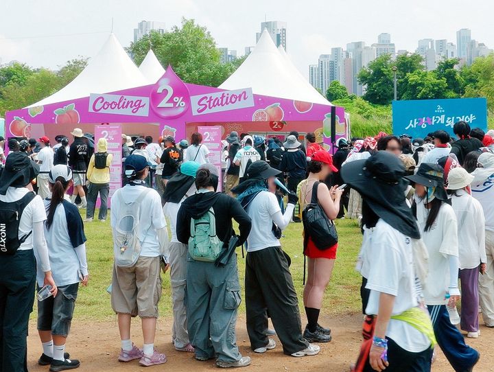 [서울=뉴시스] 관람객들이 펜타포트 락 페스티벌에서 2% 부족할 때 쿨링 스테이션 체험을 위해 줄을 서 있다. (사진=롯데칠성음료 제공) *재판매 및 DB 금지