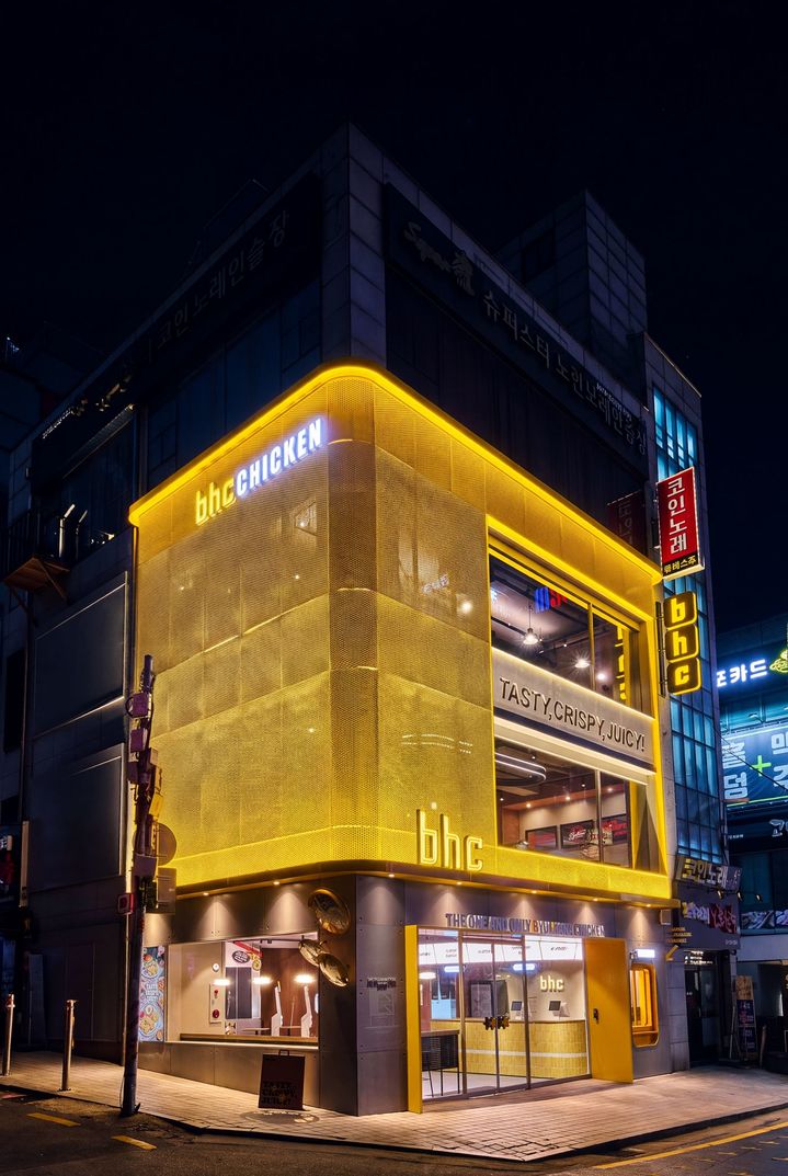[서울=뉴시스] bhc 플래그십 스토어 강남역점 매장 전경 (사진=다이닝브랜즈그룹 제공) *재판매 및 DB 금지