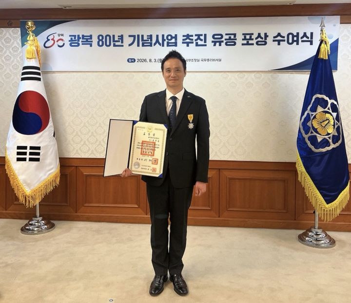 [서울=뉴시스] 제주개발공사 홍관홍 과장이 기념촬영을 하고 있는 모습 (사진=제주개발공사 제공) *재판매 및 DB 금지