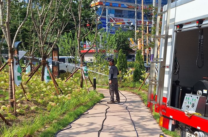 [울산=뉴시스] 울산 북구는 지역 곳곳 수목과 초화류 생육에 물을 공급하고 있다. (사진=북구 제공) 2026.08.04. photo@newsis.com *재판매 및 DB 금지