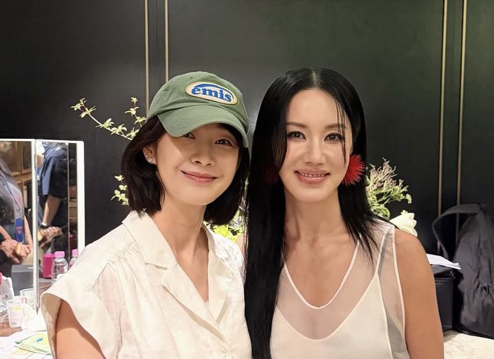 [서울=뉴시스] 가수 겸 배우 엄정화(오른쪽)가 지난달 27일 영화 '오케이 마담2' VIP 시사회에 참석한 배우 명세빈(왼쪽)과 함께 찍은 사진을 자신의 인스타그램에 공개했다. 한편, 4일 출연한 KBS 1TV '아침마당'에서 꾸준한 자기 관리 비법을 소개해 시선을 끌고 있다. (사진=인스타그램 '엄정화' 캡처)