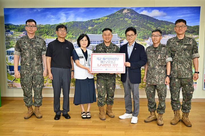 [안동=뉴시스] 지난 3일 경북도청 도지사 접견실에서 열린 지정기부금 전달식에서 참석자들이 기념촬영을 하고 있다. (사진 왼쪽 세 번째부터) 이미연 경북적십자사 사무처장, 정구환 50사단장, 이철우 경북도지사, 조우현 2작전사 재난관리과장. (사진=경북적십자사 제공) 2026.08.04. photo@newsis.com *재판매 및 DB 금지