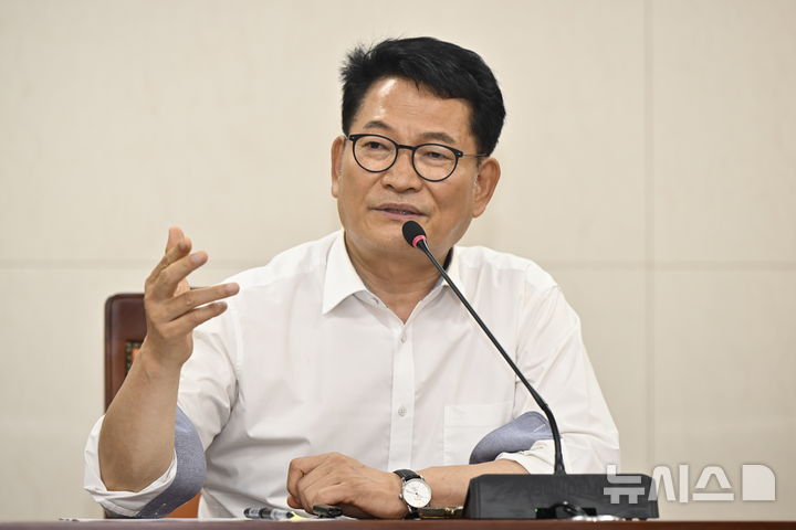 [화순=뉴시스] 양시원 기자 = 송영길 더불어민주당 당대표 후보가 4일 전남광주 화순군 화순군의회에서 열린 '화순 시민 공감 토크'에서 발언하고 있다. 2026.08.04. goodwrite97@newsis.com