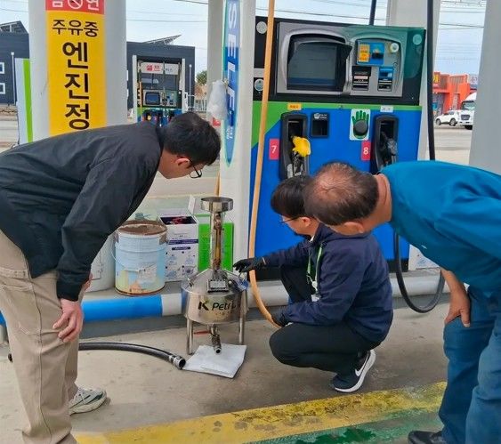 [세종=뉴시스]국민 옴부즈맨이 석유제품 검사 현장에 참여해 검사 과정을 참관하고 있다(사진= 석유관리원 제공) *재판매 및 DB 금지