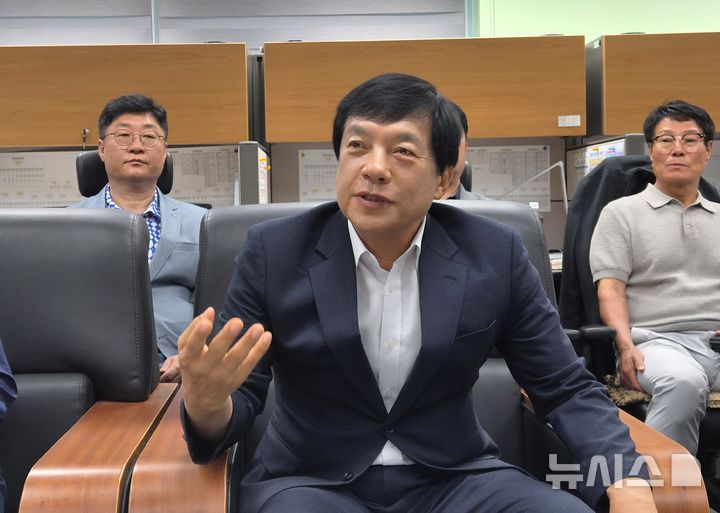 [전주=뉴시스] 김민수 기자= 더불어민주당 최고위원 후보로 나선 이성윤 의원(전주을)이 4일 전북특별자치도의회 기자실에서 출마를 호소하는 발언을 하고 있다. 2026.08.04 leo@newsis.com *재판매 및 DB 금지