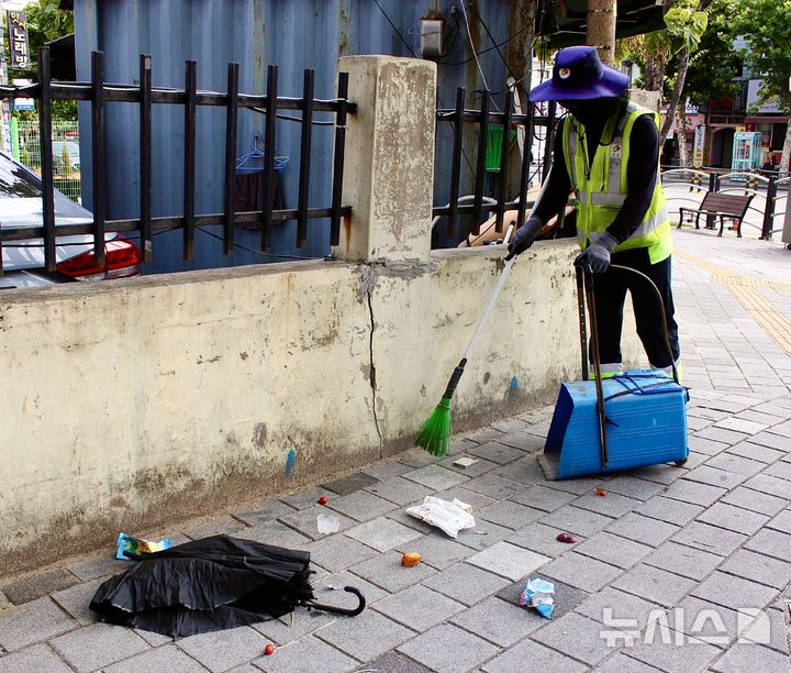 [대구=뉴시스] 정재익 기자 = 폭염이 이어진 4일 대구 서구 비산6동 한 가로변에서 환경공무직 근로자가 강한 햇볕을 받으며 쓰레기를 수거하고 있다. 2026.08.04. jjikk@newsis. [대구=뉴시스] com