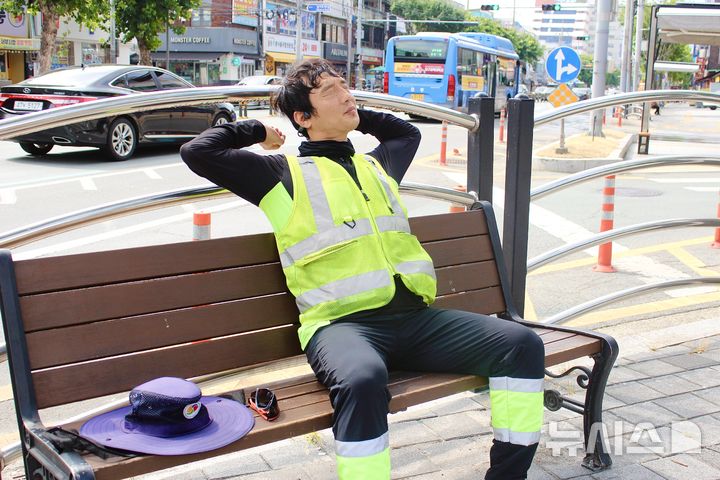 [대구=뉴시스] 정재익 기자 = 폭염이 이어진 4일 대구 서구 비산6동 한 가로변에서 환경공무직 근로자가 벤치에 앉아 더위를 식히고 있다. 2026.08.04. jjikk@newsis.com