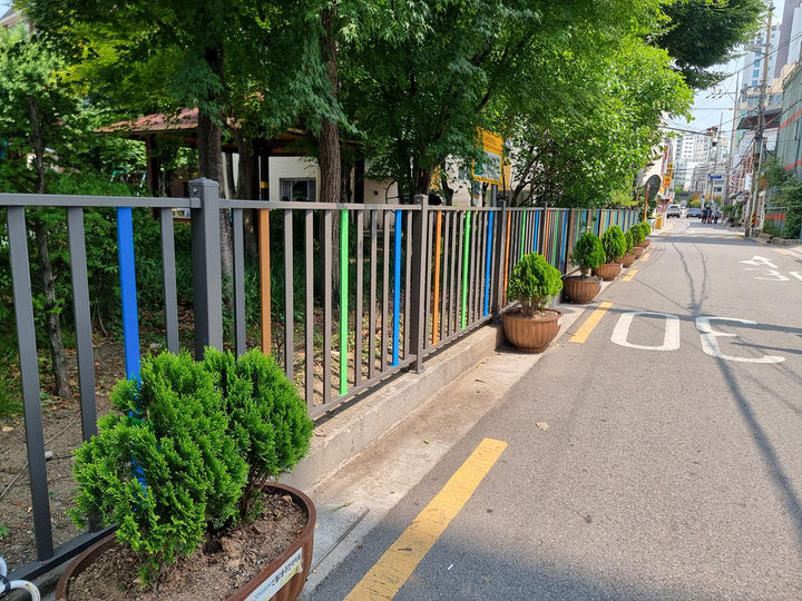 [서울=뉴시스] 서울 양천구 신장어린이공원의 나무 펜스 개선 모습. 이 사업은 2026년도 주민참여예산 사업으로 진행됐다. (사진=양천구 제공) 2026.08.04. photo@newsis.com *재판매 및 DB 금지