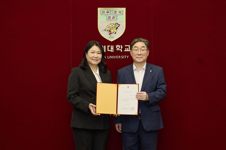 [서울=뉴시스] 고려대 김수녕(왼쪽) 여자양궁부 신임 감독과 김동원 총장이 3일 감독 임명식에서 기념 사진을 촬영하고 있다. (사진=고려대 제공) 2026.08.04. photo@newsis.com *재판매 및 DB 금지