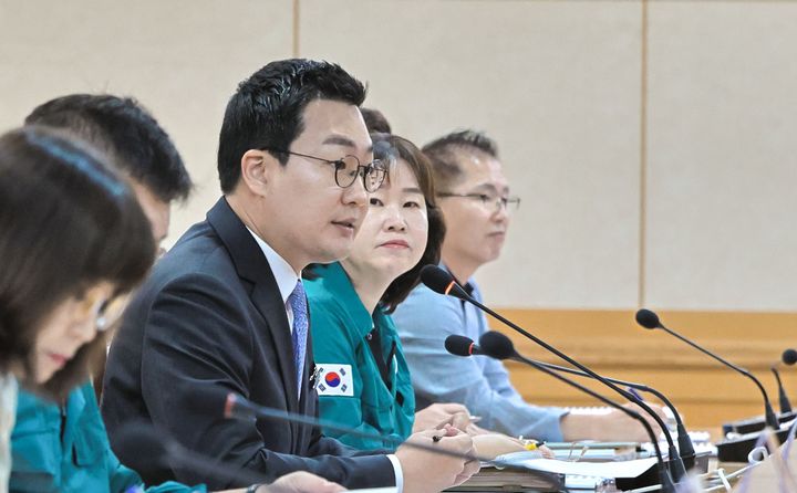 [충주=뉴시스] 현안업무보고회 주재하는 이동석 충주시장. (사진=충주시 제공) 2026.08.04. photo@newsis.com *재판매 및 DB 금지