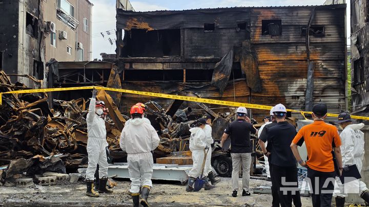 [울산=뉴시스] 박수지 기자 = 4일 오전 울산 남구 삼산동 페인트 업체 자재 창고 화재 현장에서 울산경찰청, 울산소방본부, 국립과학수사연구원, 한국산업안전공단 등 4개 기관 관계자가 사고 원인을 밝히기 위한 합동 감식을 진행 중이다. 전날 오전 발생한 이번 화재로 1명이 숨지고 4명이 부상을 입었다. 2026.08.04. parksj@newsis.com 