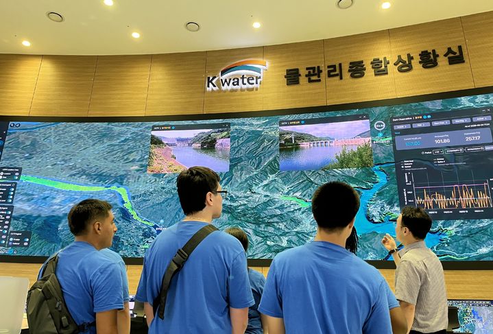 [세종=뉴시스]한국수자원공사(K-water)가 이달 8일까지 미국 캘리포니아 주립대학교 베이커스필드(CSUB) 교수 및 재학생 총 8명을 대상으로 '인공지능(AI) 기반 한국형 디지털트윈(DT) 물관리 여름학기(Summer School)'를 운영 중이라고 4일 밝혔다.(사진= 수공 제공) *재판매 및 DB 금지