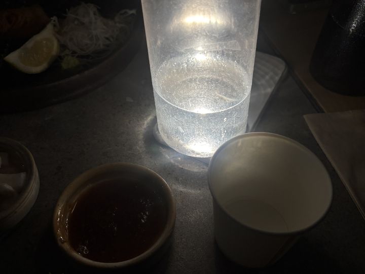 [서울=뉴시스] 직장인 이모(28)씨가 4일 낮 서울 광화문광장 인근 한 식당에서 점심 식사를 하다 건물 정전이 발생해 플래시를 켜 놓은 모습. (사진=독자 제공) 2026.08.04. photo@newsis.com *재판매 및 DB 금지