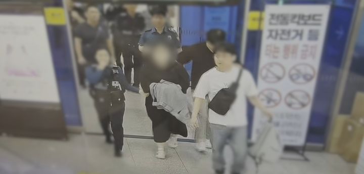 [대전=뉴시스] 전국 각지를 돌아다니며 1억 5000만원 상당의 돈을 수거한 중국 국적 20대 보이스피싱 현금수거책이 검찰에 넘겨졌다.(사진=대전경찰청 제공) 2026.08.04. photo@newsis.com *재판매 및 DB 금지