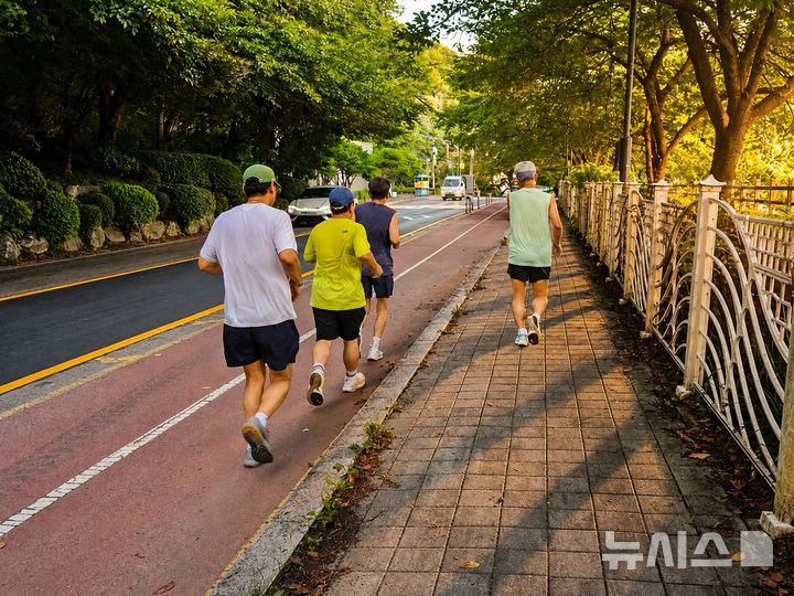 [평택=뉴시스] 수원 광교산에서 매주 수요일 퇴근후 러닝중인 '유마클'동호회 모습 2026.08.04.photo@newsis.com 