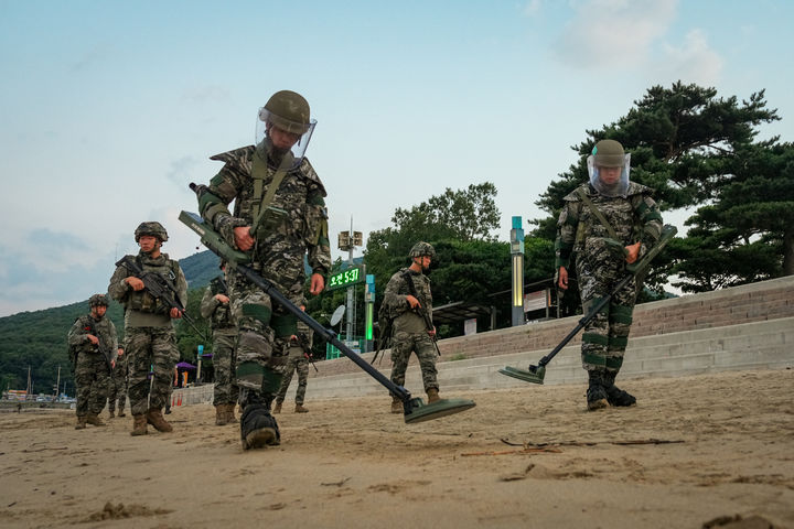인천 강화도 동막해수욕장에서 유실지뢰 탐지 작전 중인 해병대 2사단. (사진=해병대 제공) 2026.08.04. photo@newsis.com *재판매 및 DB금지 *재판매 및 DB 금지