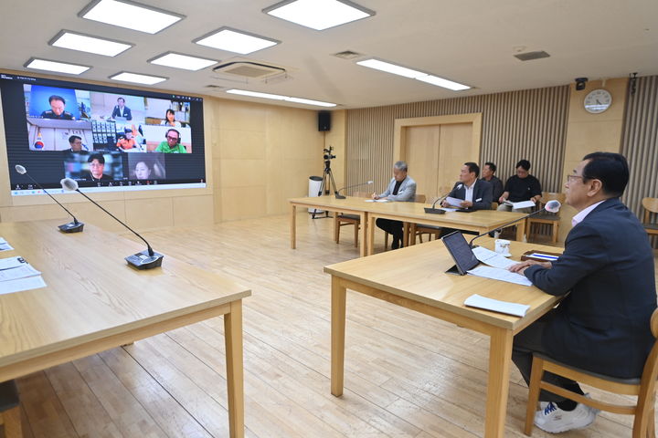 이현재 하남시장이 3일 유관기관장들과 시민대표가 참여하는 화상회의를 진행하고 있다. (사진=하남시 제공) photo@newsis.com *재판매 및 DB 금지