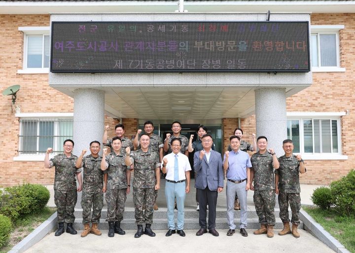 [여주=뉴시스] 김철환 여주도시공사 사장(사진 앞줄 가운데)이 7월31일 제7공병여단에서 군관 상생협력 업무협약을 맺은 후 부대 관계자들과 기념촬영을 하고 있다. (사진=여주도시공사 제공) 2026.08.04. photo@newsis.com *재판매 및 DB 금지
