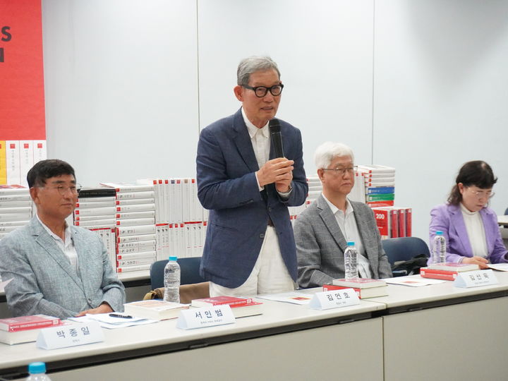 [서울=뉴시스] 김언호 한길사 대표가 4일 서울 마포구 김대중도서관에서 열린 한길그레이트북스 시리즈 제200권 '인류세 시대의 자본주의' 출간 기념 기자간담회에서 발언하고 있다. (사진=한길사 제공) 2026.07.04. *재판매 및 DB 금지