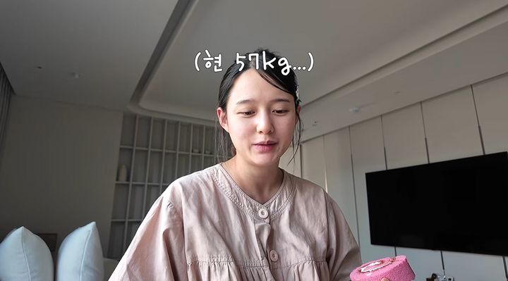 [서울=뉴시스] 배우 남보라가 출산 후 산후조리에 돌입한 근황을 공개했다. (사진=남보라 유튜브 채널 캡처)