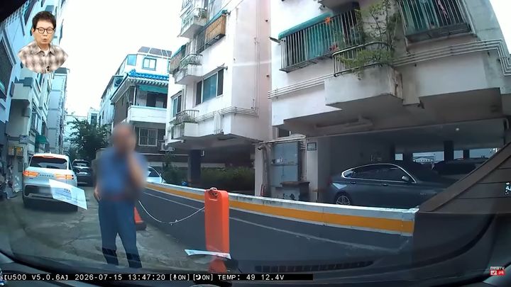 [서울=뉴시스]빌라 진입로 한가운데에 상대방 차량이 도로를 가로막고 있어, 뒤따라 들어오던 제보자 차량과 다른 주민 차들이 통행하지 못하고 갇히게 됐다.(사진=유튜브 한문철TV 캡처)2026.08.04.