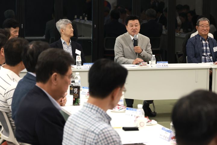 [청주=뉴시스] 4일 충북 청주시 청원구 오창과학산업단지 관리공단에서 열린 기업인 간담회에서 신용한 충북지사가 인사말을 하고 있다. (사진=충북도 제공) 2026.08.04. photo@newsis.com *재판매 및 DB 금지