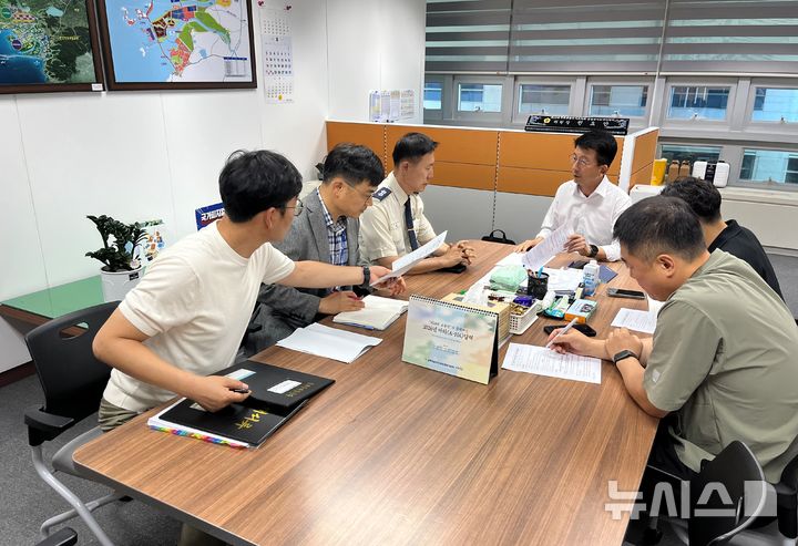 [전주=뉴시스] 권요안 전북도의원과 진형민 전북특별자치도 소방본부장 등이 최근 발생한 관내 열사병 환자 사망 사건 등에 대해 대책 등을 논의하고 있다. 2026.08.04 (사진= 전북자치도의회 제공) *재판매 및 DB 금지