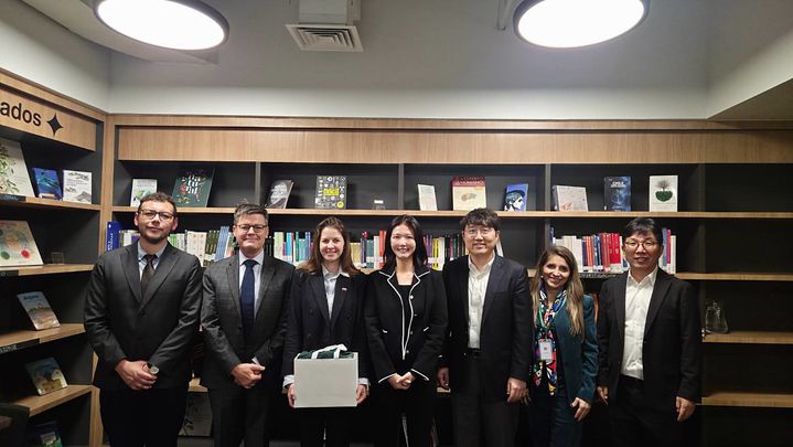 [서울=뉴시스] 지난달 31일 최수연 네이버 대표(왼쪽에서 네 번째), 구동현 전략기획 부문장(오른쪽에서 세 번째), 김유원 네이버클라우드 대표(오른쪽에서 첫 번째)가 칠레 정부 고위 관계자들과 미팅 후 기념사진을 촬영하고 있다. 2026.08.04. (사진=네이버 제공) *재판매 및 DB 금지