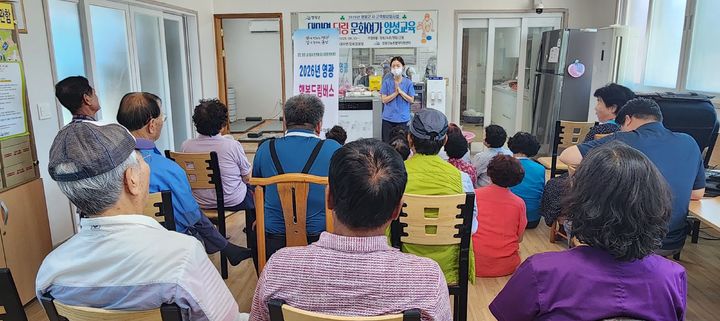 [영광=뉴시스] 영광군이 폭염에 취약한 독거노인 3325명을 대상으로 노인맞춤돌봄서비스를 강화하고 생활지원사 210명을 투입해 밀착 관리 체계를 운영하고 있다. (사진=영광군 제공) photo@newsis.com *재판매 및 DB 금지