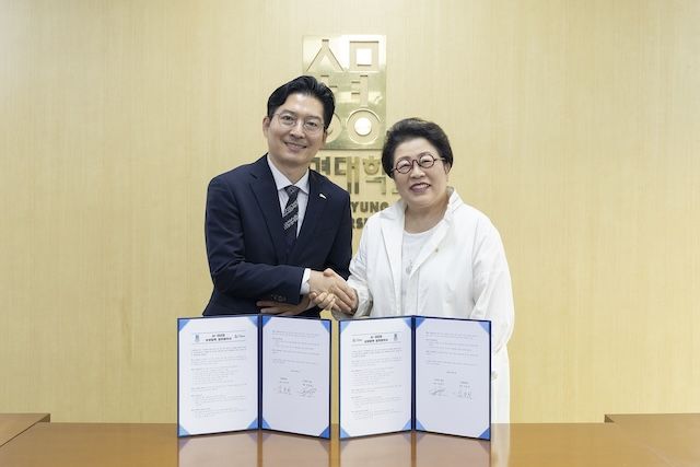 [서울=뉴시스] 최백준(왼쪽) 틸론 대표와 김종희 상명대 총장이 3일 양 기관 간 업무협약을 체결하고 기념 사진을 촬영하고 있다. (사진=상명대 제공) 2026.08.04. photo@newsis.com *재판매 및 DB 금지