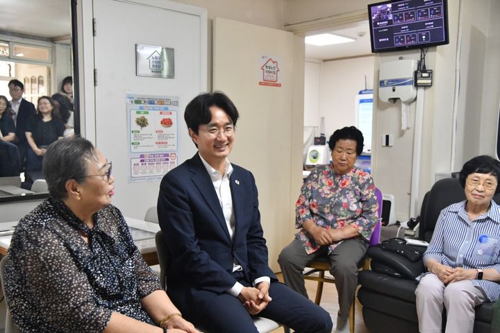 [서울=뉴시스] 지난달 3일 월성경로당을 찾은 서준오 노원구청장이 어르신들과 이야기를 나누고 있다. (사진=노원구 제공) 2026.08.04. photo@newsis.com *재판매 및 DB 금지