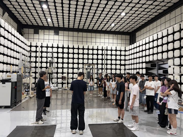 [부산=뉴시스] 부산테크노파크(부산TP)는 지사단지 모빌리티센터에서 부산지역 고등학생 34명을 대상으로 미래모빌리티 분야 현장견학 프로그램을 운영했다. (사진=부산테크노파크 제공) 2026.08.04. photo@newsis.com *재판매 및 DB 금지