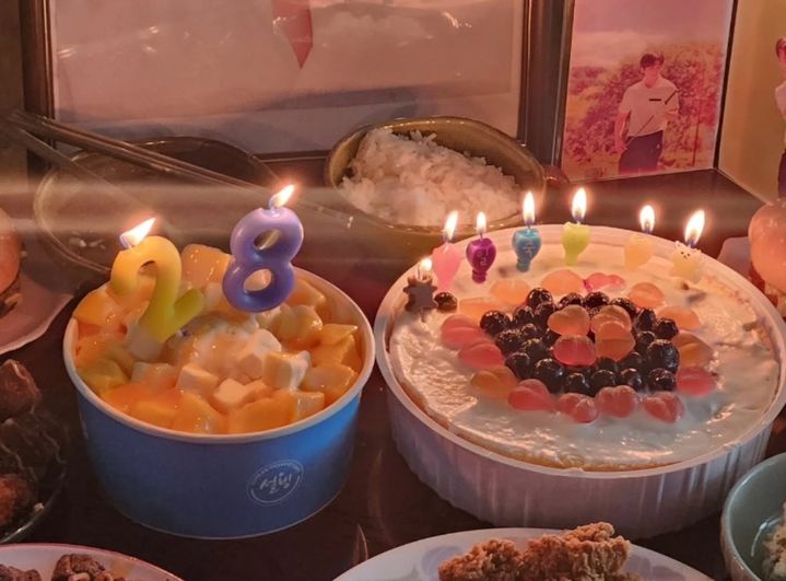 [서울=뉴시스] 고(故) 이지한의 어머니가 아들의 28번째 생일을 맞아 준비한 케이크와 음식. (사진=인스타그램) 2026.08.04. photo@newsis.com *재판매 및 DB 금지