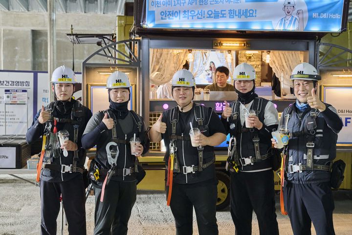 [서울=뉴시스] HL디앤아이한라는 지난달 27일 경기 이천시 '부발역 에피트 에디션' 현장에서 여름철 푸드트럭 행사를 진행했다고 4일 밝혔다. (사진=HL디앤아이한라 제공) 2026.08.04. photo@newsis.com *재판매 및 DB 금지