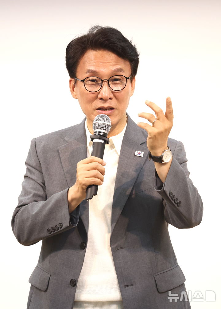[김제=뉴시스] 김얼 기자 = 김민석 더불어민주당 당대표 후보가 4일 전북 김제시 길보른 종합사회복지관에서 열린 '더불어민주당 김제·부안 권리당원 강연회'에 참석해 발언하고 있다. 2026.08.04. pmkeul@newsis.com