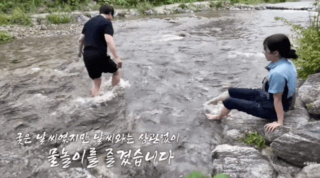 역무원이 장흥 계곡에서 물놀이를 즐기고 있다. 무더위를 식히려는 피서객도 북적인다. (사진=한국철도공사 유튜브 갈무리) *재판매 및 DB 금지