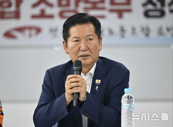 [전남광주=뉴시스] 양시원 기자 = 정청래 더불어민주당 당대표 후보가 4일 전남광주 동구 전일빌딩 245 4층 중회의실에서 열린 '소방공무원 정책 간담회'에서 발언하고 있다. 2026.08.04. goodwrite97@newsis.com
