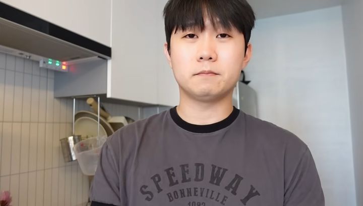 [서울=뉴시스] 일본 귀화 선언으로 논란이 된 유튜버 '한국인 선생님 대보짱' 운영자 조모씨가 입장을 번복했다. (사진= 유튜브 '한국인 선생님 대보짱' 캡처)
