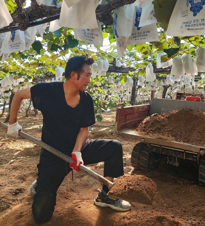 [서울=뉴시스]매년 수해와 산불 현장을 찾으며 이재민 복구 작업에 앞장서 온 배우 조성규씨. 조성규씨 홈페이지 캡처 *재판매 및 DB 금지