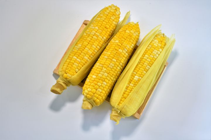 [서울=뉴시스] 동네 마트에서 할인가에 팔고 있는 옥수수를 구매한 후 반려 닭에게 간식으로 준 사실을 말하자 마트 사장이 "물건을 짐승 먹이 취급했다"고 항의했다는 소비자의 사연이 전해졌다. (사진=유토이미지)