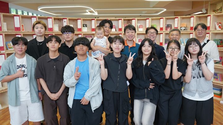 [봉화=뉴시스] 영풍이 후원한 청소년 단편영화 제작 지원 프로젝트 '씨네숲' 1·2기 참가 청소년들이 서울숲 커뮤니티센터 내 영풍문고 서울숲점에서 열린 특별 상영회에서 기념촬영을 하고 있다. (사진=영풍 제공) 2026.08.04. photo@newsis.com *재판매 및 DB 금지