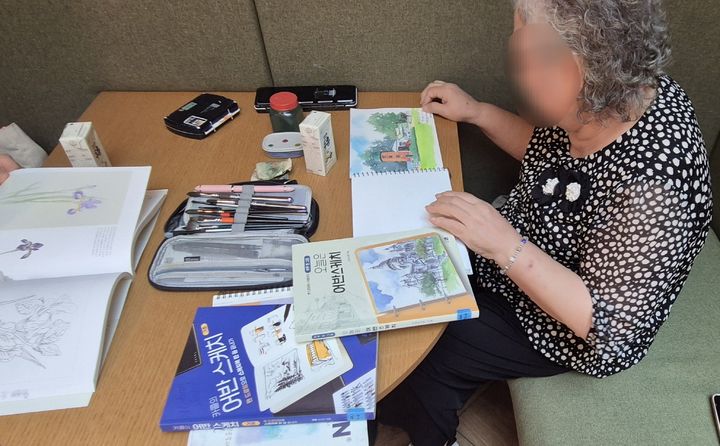 [수원=뉴시스] 김가영 인턴기자 = 4일 오후 스타필드 수원점 별마당 도서관에서 조영애(77)씨가 그림을 그리고 있다. *재판매 및 DB 금지
