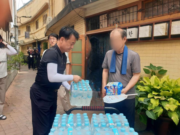 [대구=뉴시스] 대구지방기상청은 4일 여름철 위험기상에 대비해 쪽방촌 주민들을 대상으로 폭염 피해 예방 '해피해피 캠페인'을 진행했다. (사진=대구지방기상청 제공) 2026.08.04. photo@newsis.com *재판매 및 DB 금지